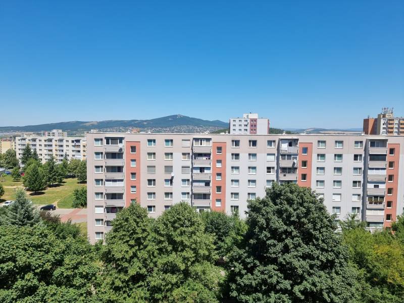 Pohled na bytové domy v Nitře na Petzwalově ulici, s výhledem na okolní přírodu.