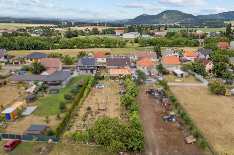 Letecký pohled na zahrady a domy na ulici Hoštáky v Sološnici.
