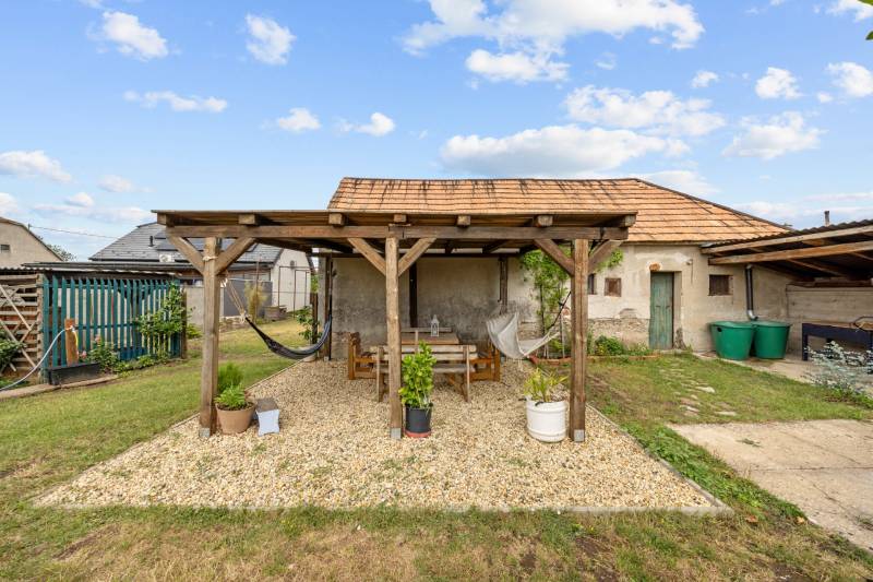Dřevěná pergola s lavičkou a houpacími sítěmi na zahradě rodinného domu v Sološnici, Hoštáky.