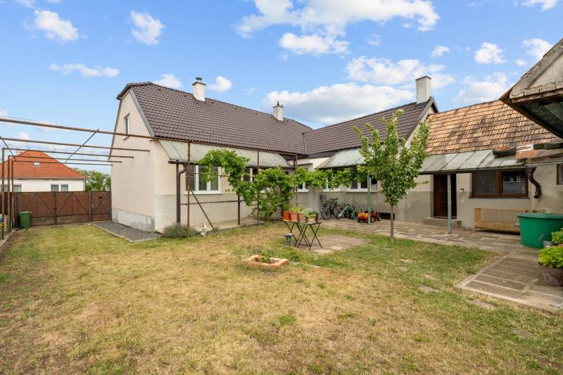 Rodinný dům na ulici Hoštáky v Sološnici s dvorem, zelení a přístavbou.