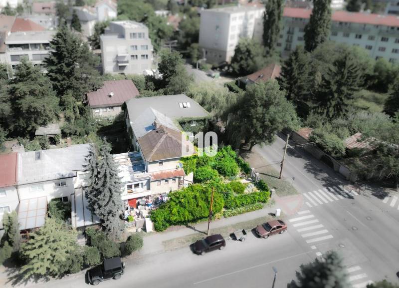 Rodinný dům v Bratislavě - Starém Městě obklopený zelení, s přilehlou zahradou.