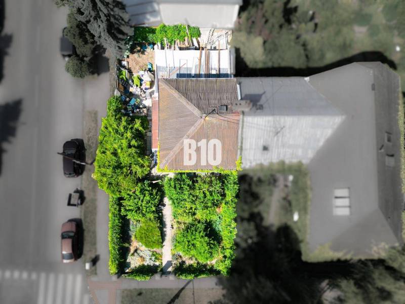 Rodinný dům v Bratislavě - Starém Městě obklopený zelení a zahradou z ptačí perspektivy.