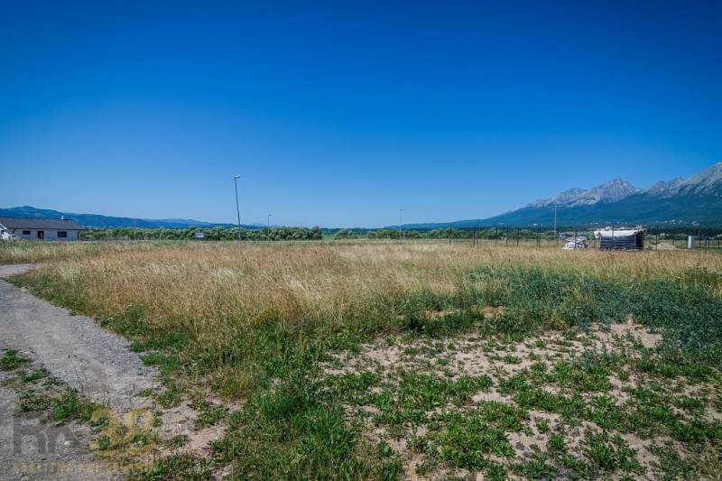 Pozemky na bydlení v Mlynici obklopené horami a modrou oblohou.