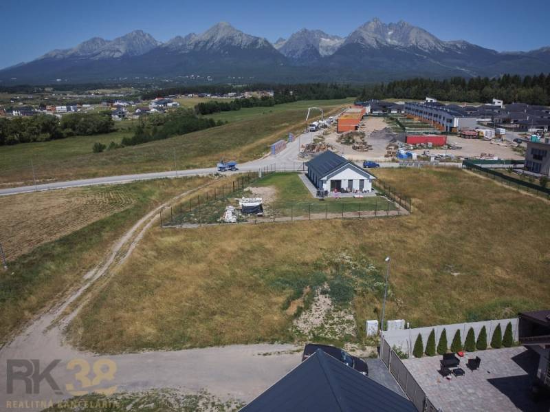Pozemky - bydlení v Mlynici s výhledem na Vysoké Tatry, okolní stavby a přírodu.