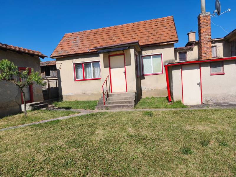 Rodinný dům na Obsolovcích v Horních Obdokovcích se šikmou střechou a předzahrádkou.
