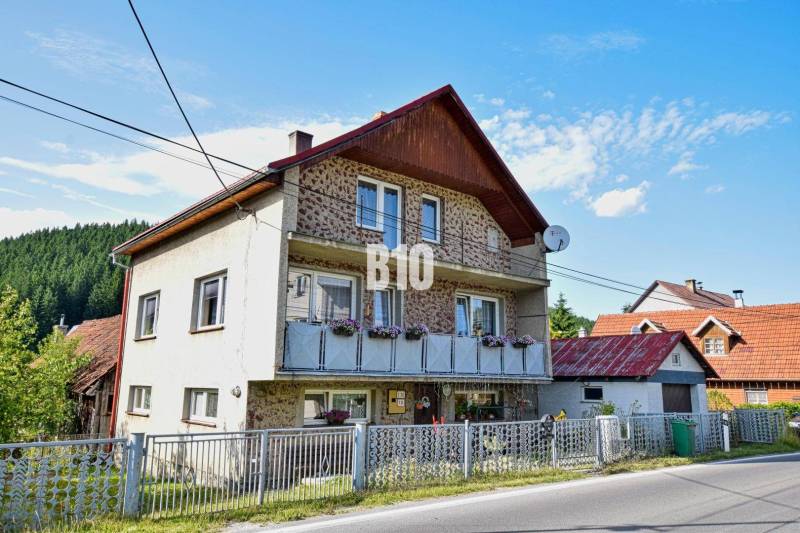 Rodinný dům v Turzovce s květinami na balkóně a satelitní anténou.