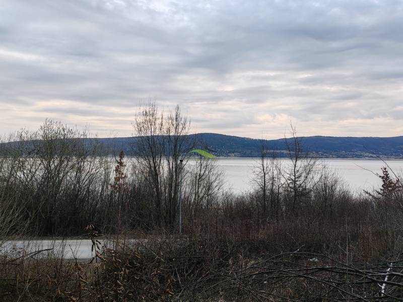 Rekreační pozemky na ulici Eva v Holčíkovcích nabízejí výhled na jezero a hory.