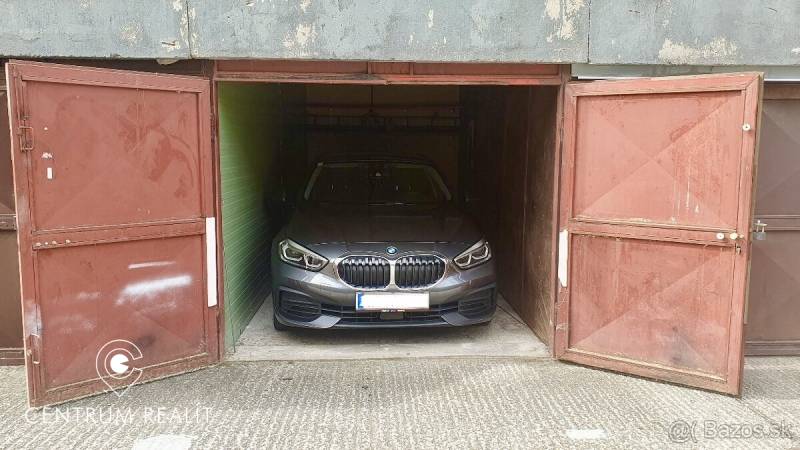 Auto zaparkované uvnitř garáže na Dudvážské v Bratislavě-Podunajských Biskupicích.