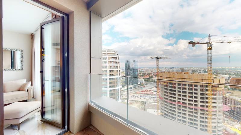 Balkon 2-pokojového bytu s výhledem na věže a jeřáby v Bratislavě - Starém Městě.