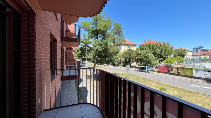Balkon bytu na ulici Cvernovka v Bratislavě - Ružinově se zelení a silnicí.