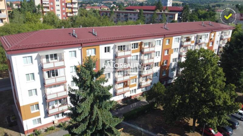 Pohled na bytový dům v Rimavské Sobotě s nabídkou 3-pokojového bytu.
