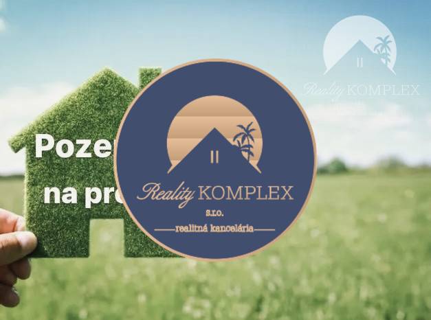 Nabídka pozemků pro bydlení v Komárně s logem Reality Komplex.