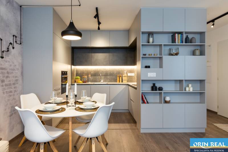 Jídelna a kuchyně s moderními spotřebiči v 2pokojovém bytě, minimalistický design.