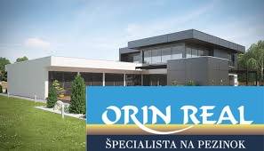 Rodinný dům na Slunečních jezerech v Senci vedle nápisů o realitní kanceláři.