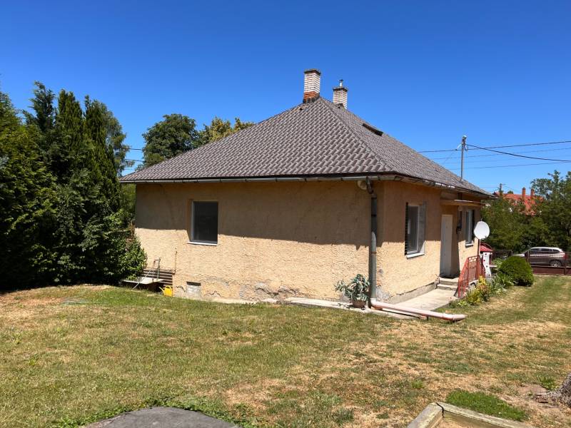 Rodinný dům ve městě Slovenská Kajňa na ulici Slovenská Kajňa obklopený zelení.