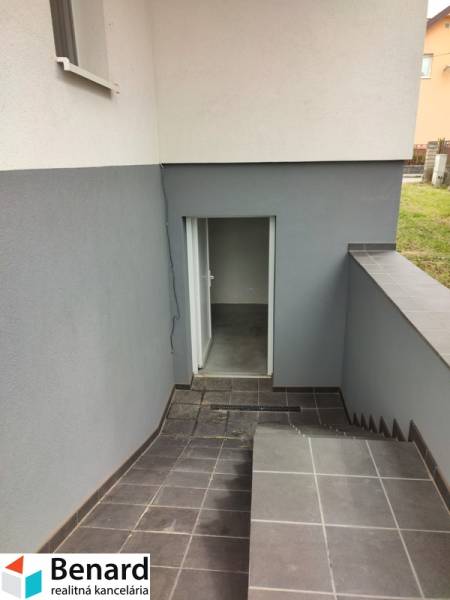 Vstup do suterénu rodinného domu v Sabinově na ulici Nezabudova.
