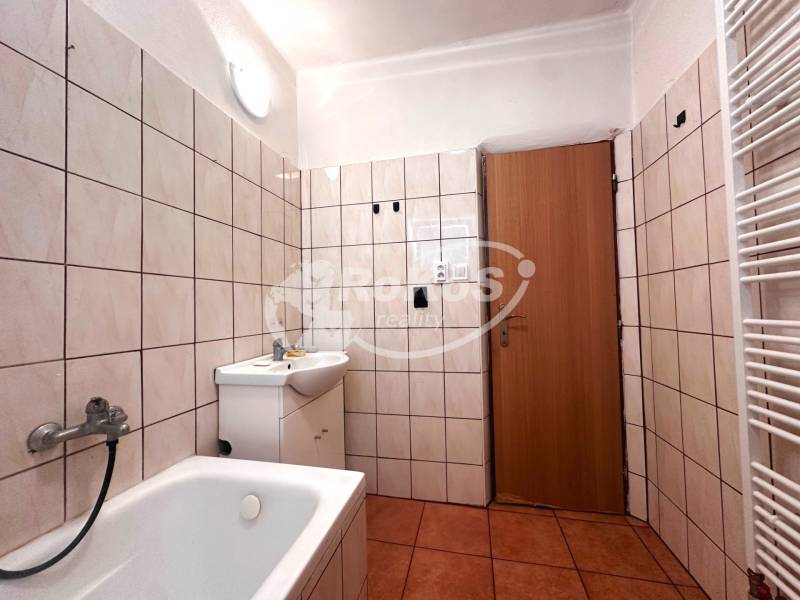 Koupelna s vanou a umyvadlem ve 3-pokojovém bytě.
