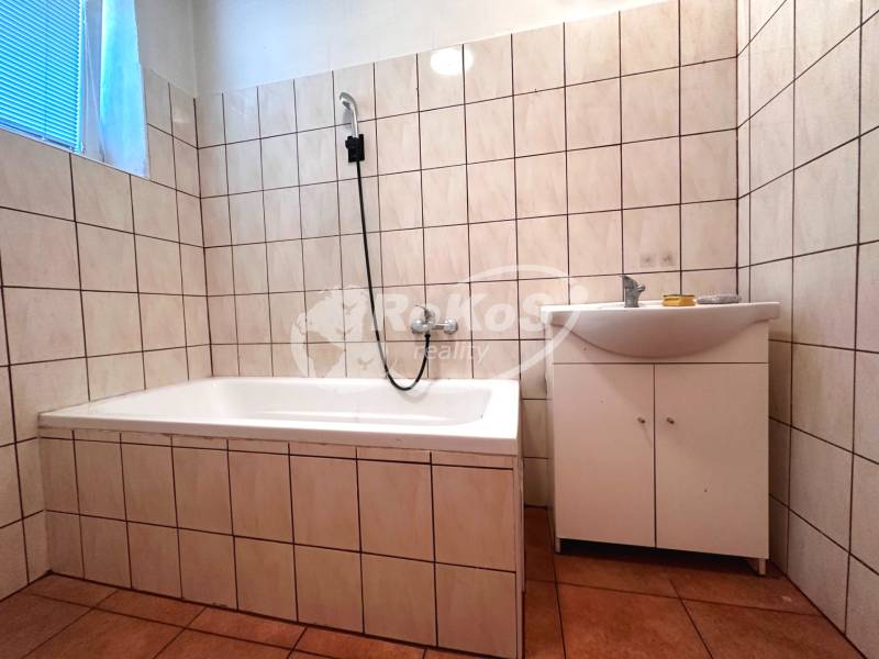 Koupelna s vanou a umyvadlem v 3-pokojovém bytě.