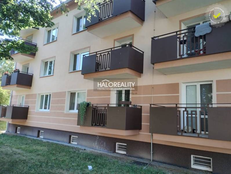 Exteriér bytového domu s 2-pokojovými byty v Žiaru nad Hronom, balkóny a zeleň.