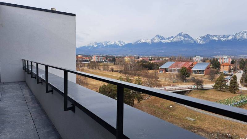 Výhled z balkonu na panoramu Tater ve městě Svit na Jilemnického ulici.