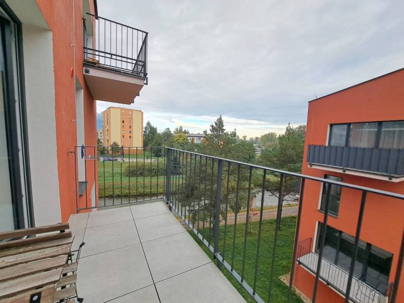 Balkon v 2-pokojovém bytě na Jilemnického ulici ve městě Svit s výhledem na zeleň.