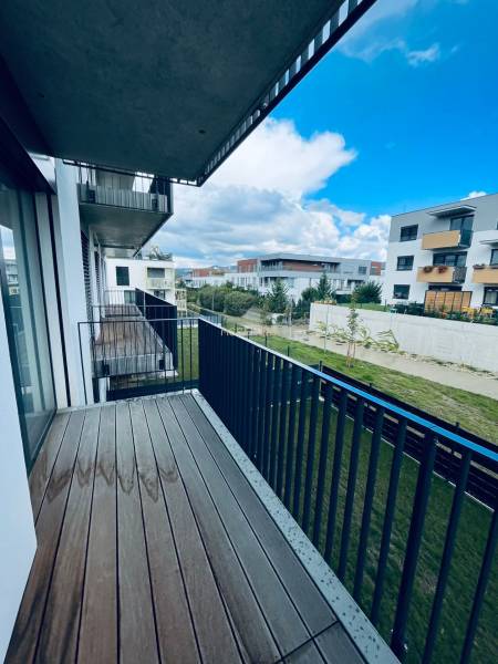 Balkon s výhledem na moderní bytové domy v Bratislavě - Záhorská Bystrica.