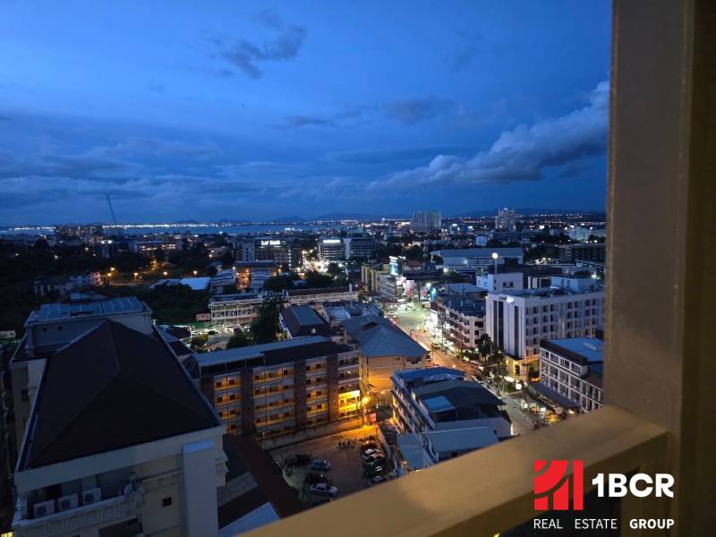 Večerní pohled na rozsvícenou panoramu Pattaya z 1-pokojového bytu.
