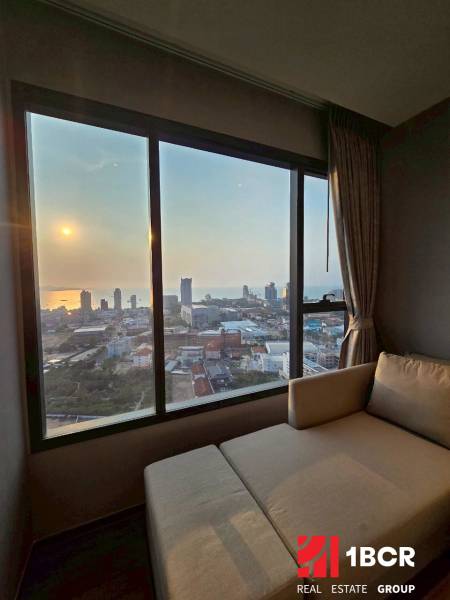 Výhled z 3pokojového bytu na západ slunce a panoráma města Pattaya.