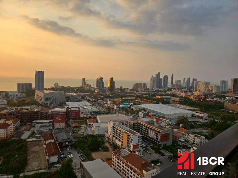 Výhled na západ slunce nad panoramatem města z 3pokojového bytu v Pattaye.