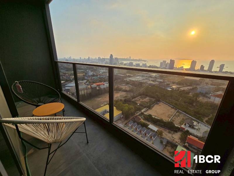 Balkon s výhledem na město Pattaya a západ slunce z 3pokojového bytu.