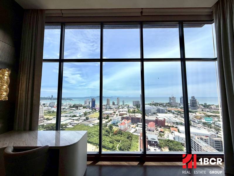 Výhled ze 4pokojového bytu na panoráma města Pattaya a pobřeží.