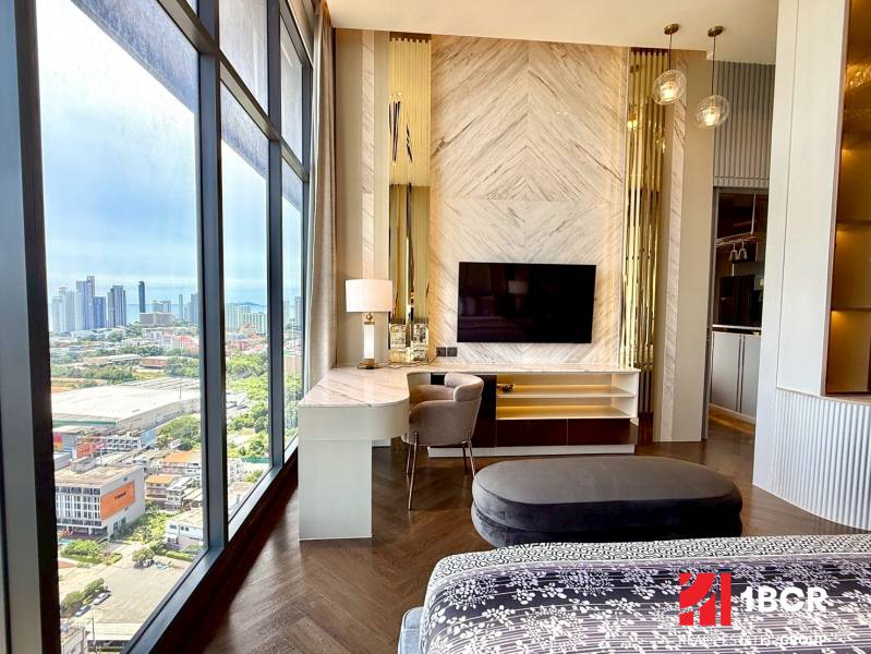 Stylový interiér 4pokojového bytu s výhledem na panorama města, elegantní vybavení.