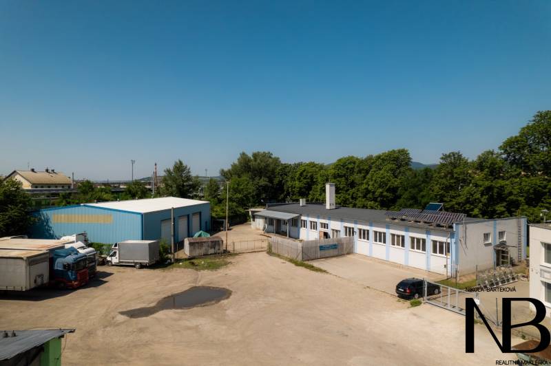 Areál na Kasárenské ulici v Trenčíně se sklady a parkováním nákladních aut.