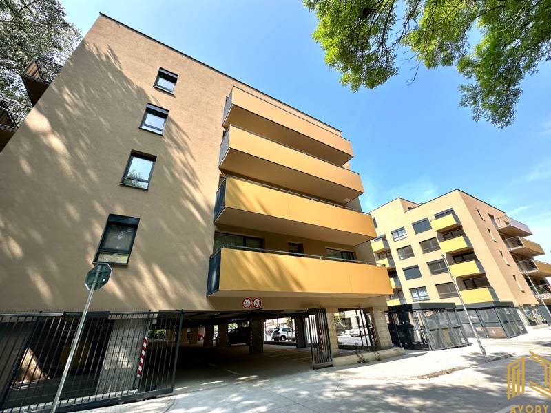 Bytový komplex se zasklenými balkony, garáže v Senici na Sadové ulici.