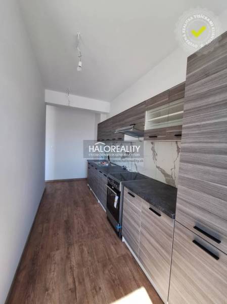 Kuchyně v 2-pokojovém bytě se světlým podlahovým designem a moderním vybavením.