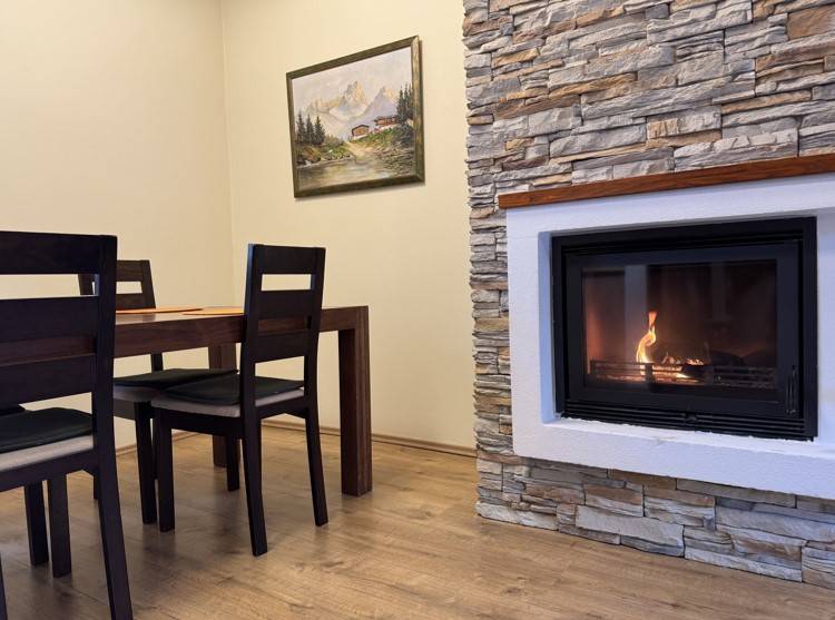 Krb v rekreačním apartmánu, s dřevěným stolem a obrazem na stěně.