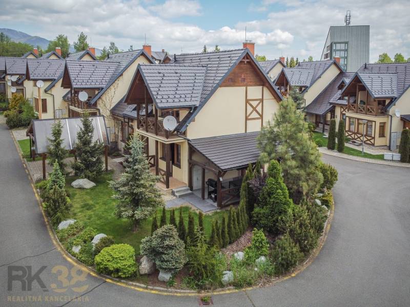 Rekreační apartmány ve Starém Smokovci, obklopené zelení, s výhledem na hory.