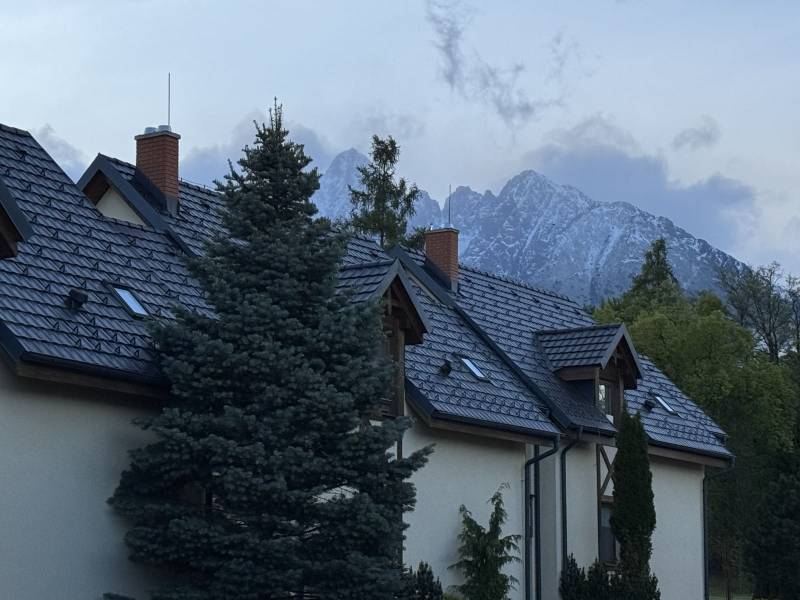 Rekreační apartmán ve Starém Smokovci s horskou panorámou a zasněženými štíty v pozadí.