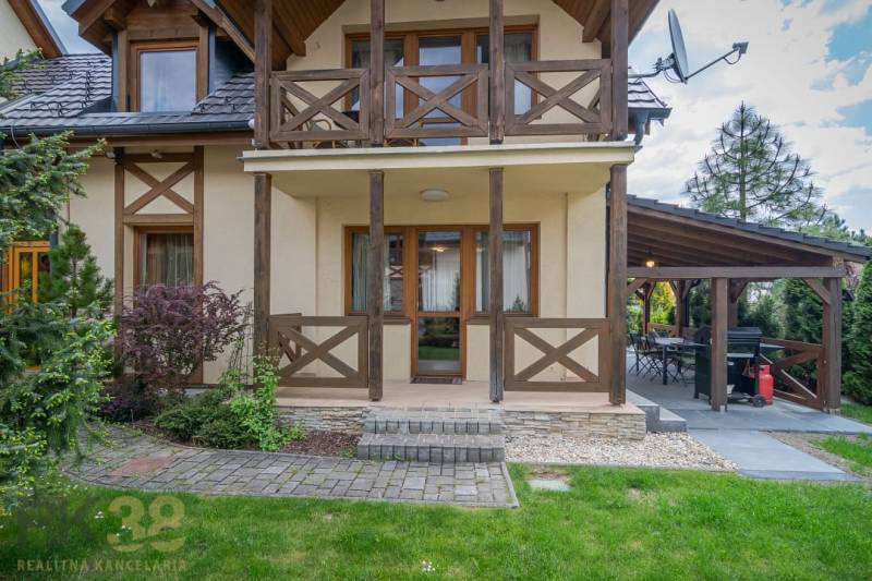 Rekreační apartmán ve Starém Smokovci s dřevěnou terasou a upravenou zahradou.