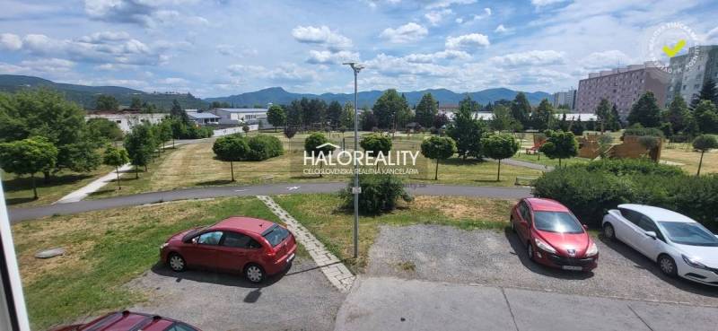 Parkoviště a zeleň s výhledem na hory v Žiaru nad Hronom.