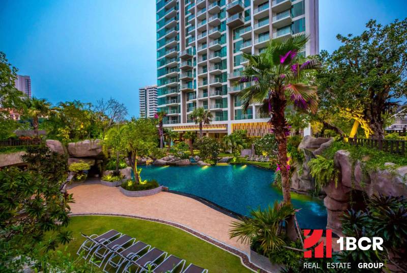 Výstavba bytů v Pattaya, s bazénem a tropickou zahradou.