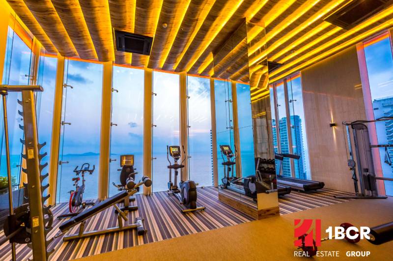 Fitness centrum s výhledem na moře a moderním vybavením v rámci výstavby bytů.
