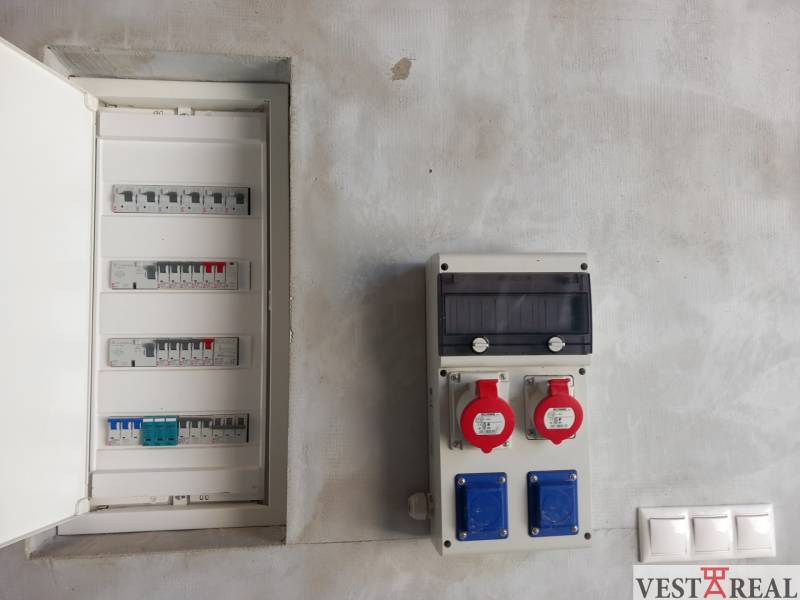 Elektrická rozvodná skříň a zásuvky v rodinném domě.