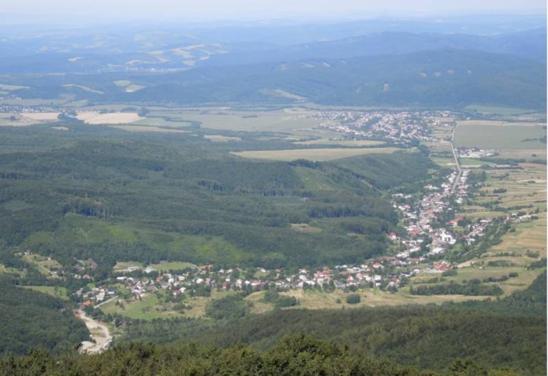 Letecký pohled na zemědělské a lesní pozemky v okolí Zemplínských Hámrů, lesy a vesnice.
