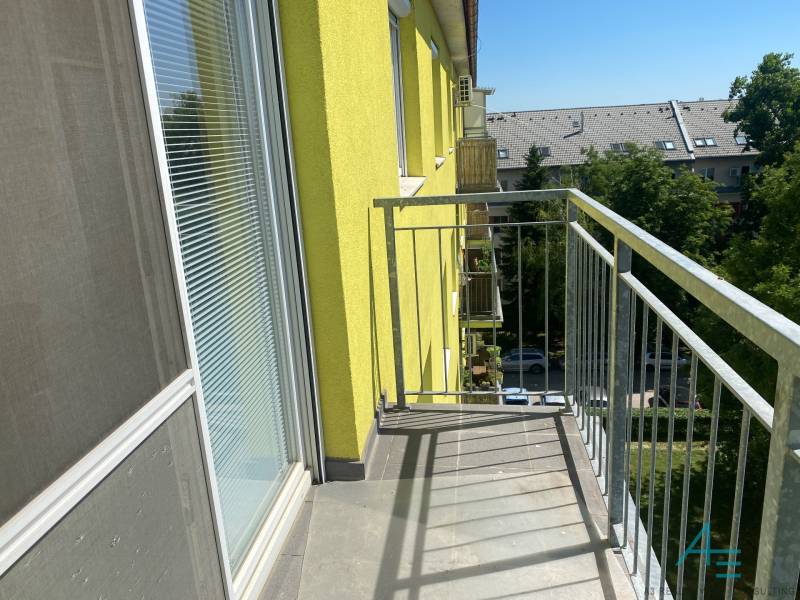 Balkon s výhledem z 3pokojového bytu na ulici Na úvrati v Bratislavě.