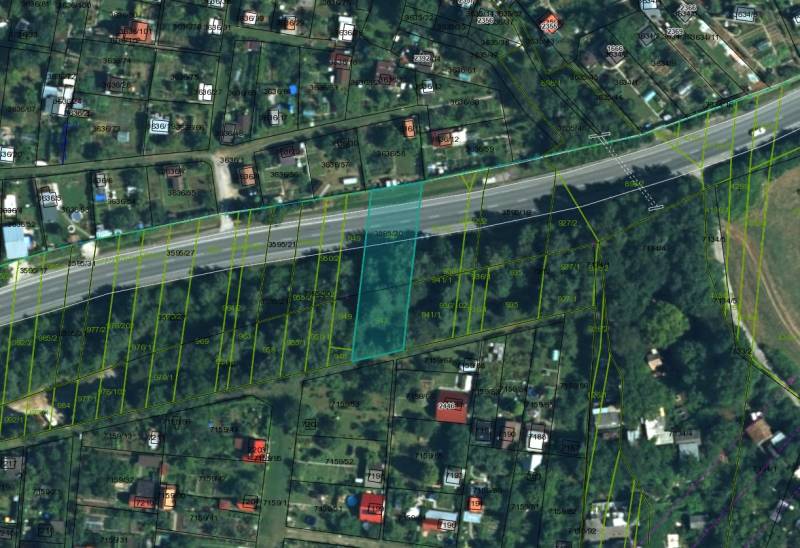 Satelitní snímek zemědělských a lesních pozemků v Prievidzi s výraznými parcelními čarami.