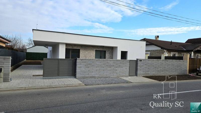 Rodinný dům v obci Tureň s moderní architekturou a kamennou fasádou.