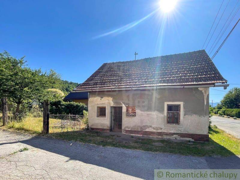 Rodinný dům u Banské Bystrice s tradiční střechou a venkovským prostředím.