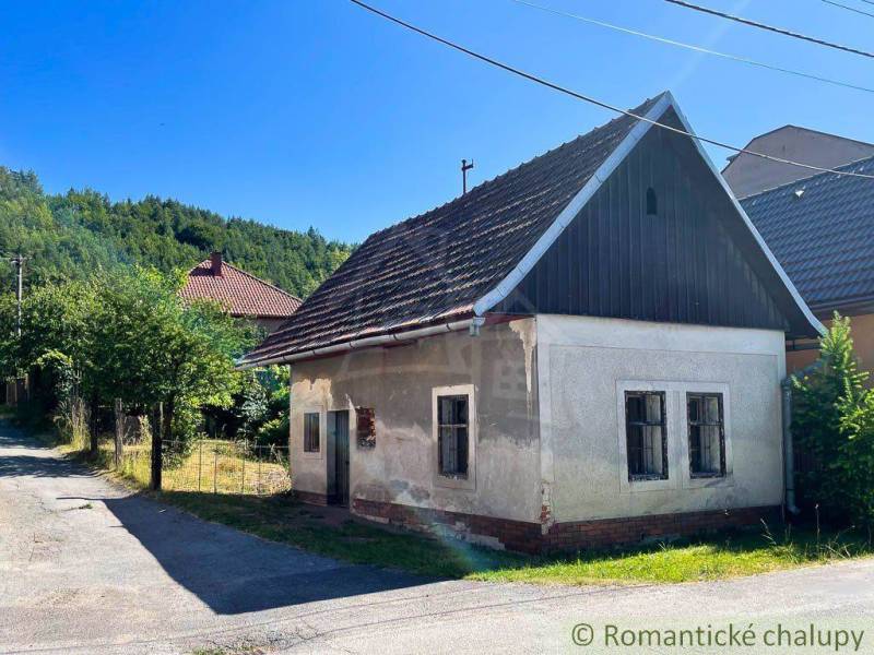 Rodinný dům v Banské Bystrici s tradiční architekturou na okraji lesa.