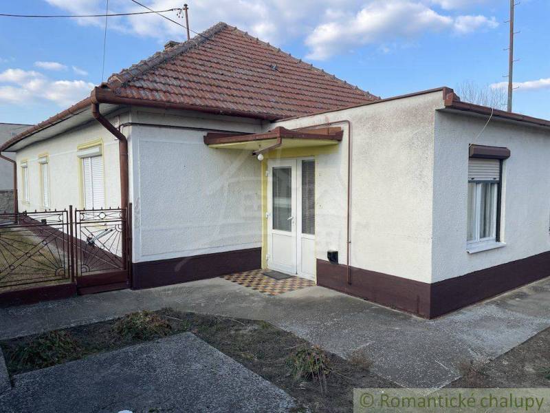 Rodinný dům v Nových Zámcích s bílou fasádou a šikmou střechou.